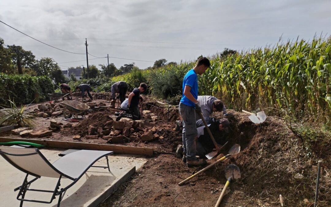 Les CAP JP2 réalisent un muret de talus